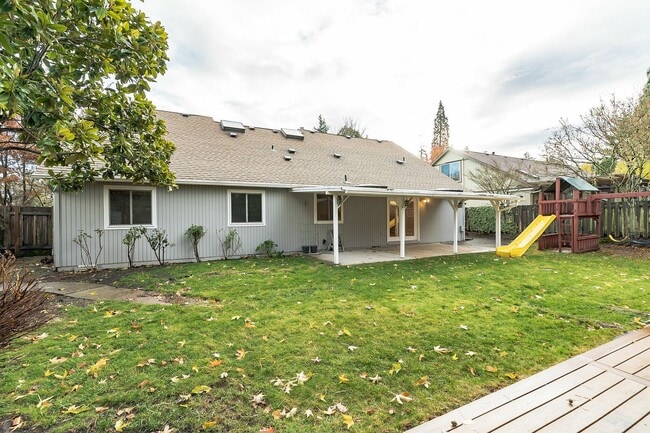 Building Photo - Hyland Hills 5 Bedroom Gem