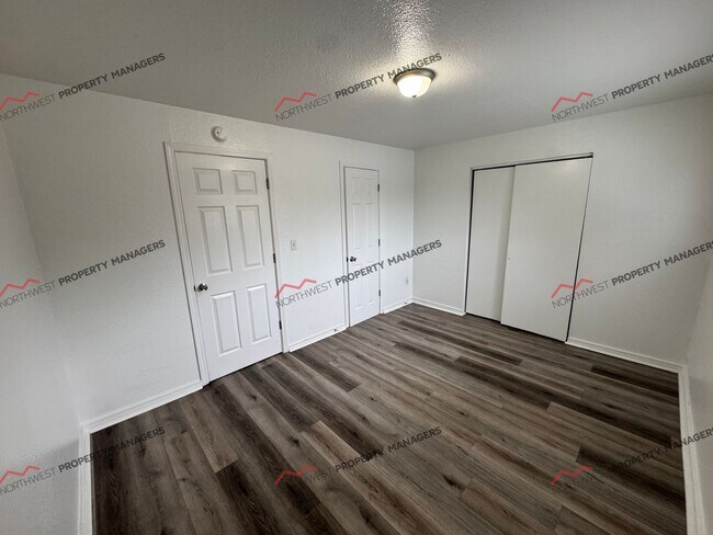 Building Photo - R72B