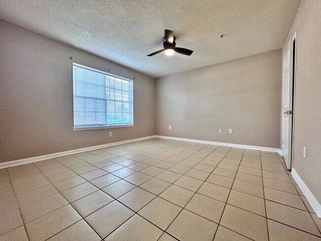 Building Photo - Cozy 2B/2B Unfurnished Condo near Beach in...