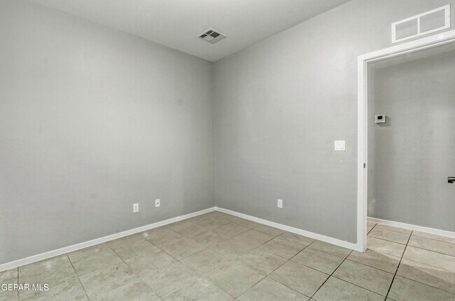 Building Photo - 11500 Summer Dr