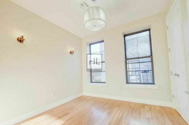 Building Photo - 146 EVERGREEN AVENUE 3B