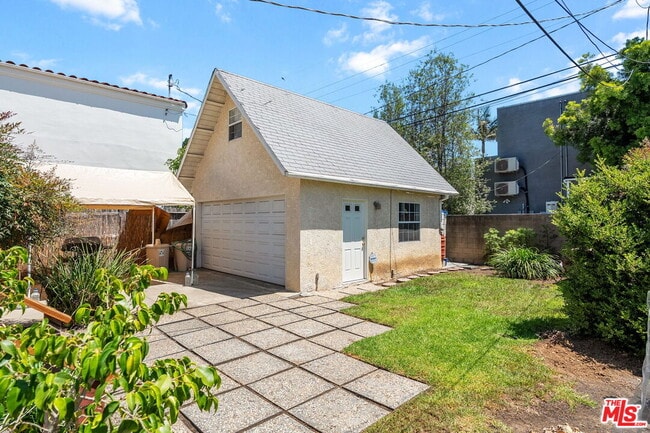 Building Photo - 2534 Wellesley Ave