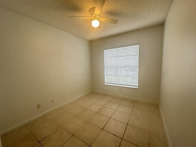 Building Photo - 3427 Commodore Ct