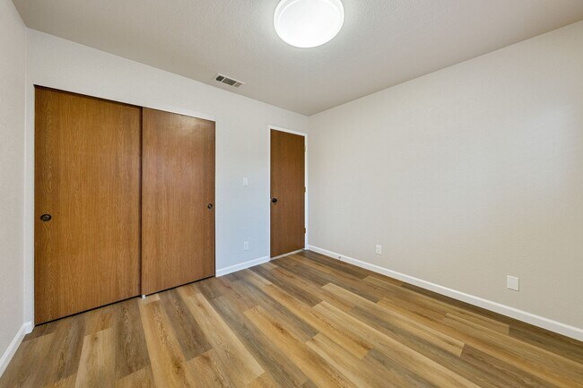 Building Photo - Updated 2 Bed, 2 Bath Duplex with Private Fenced Yard in Rescue!