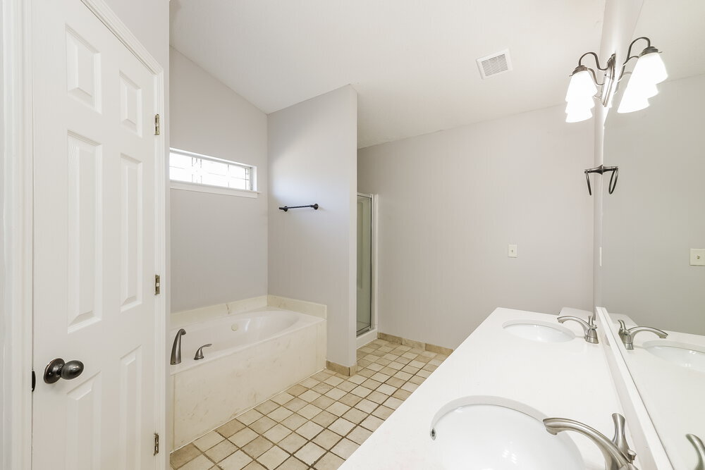 Building Photo - 7832 Sarah Ann Dr S