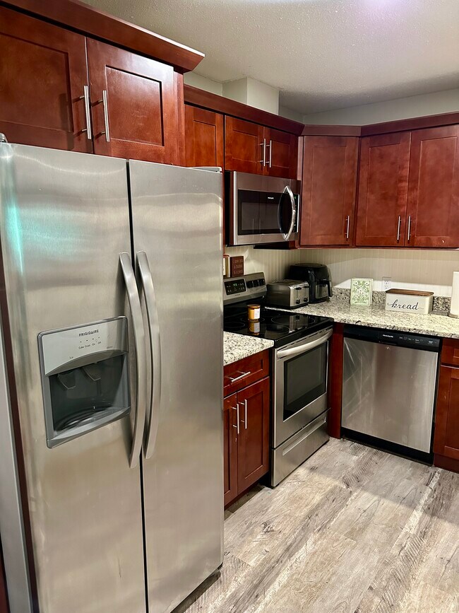 Building Photo - 15 Thayer Pond Dr