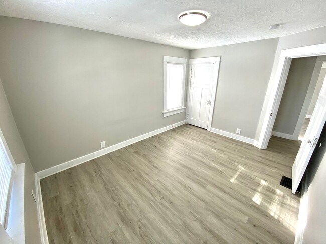 Building Photo - Newly Rehabbed Single Family in Dayton!: N...