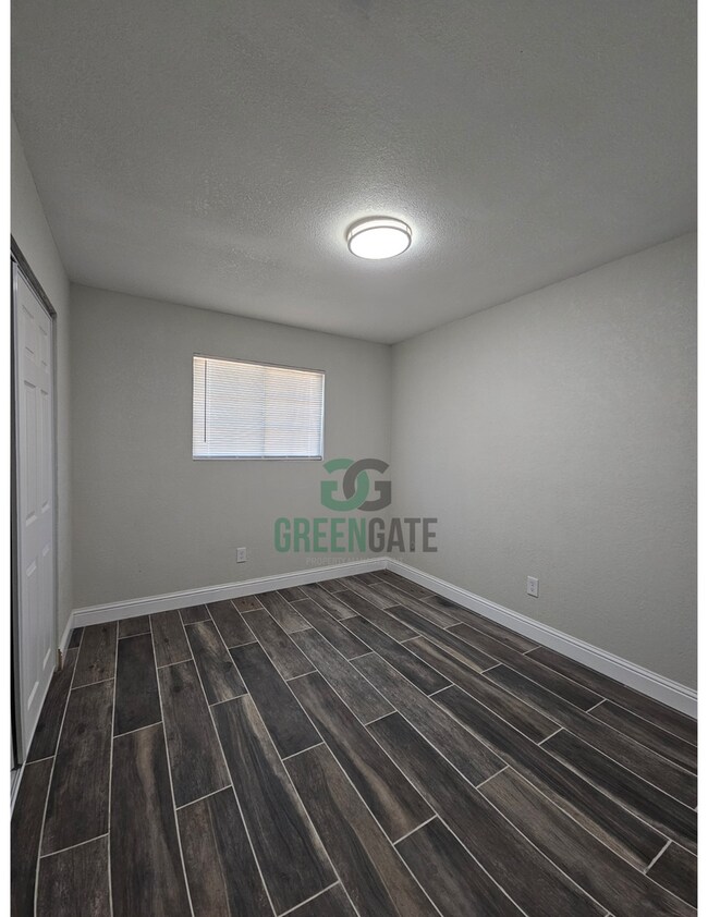 Building Photo - 901 Valente Way