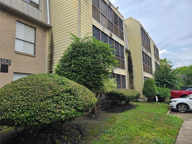 Building Photo - 10110 Forum W Dr