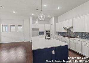 Building Photo - 133 Maravillas