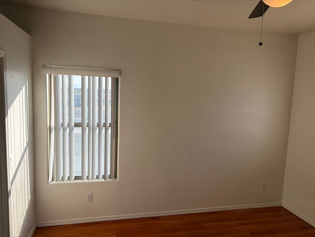 Building Photo - 2 Bedroom 2.5 Bath Townhome!