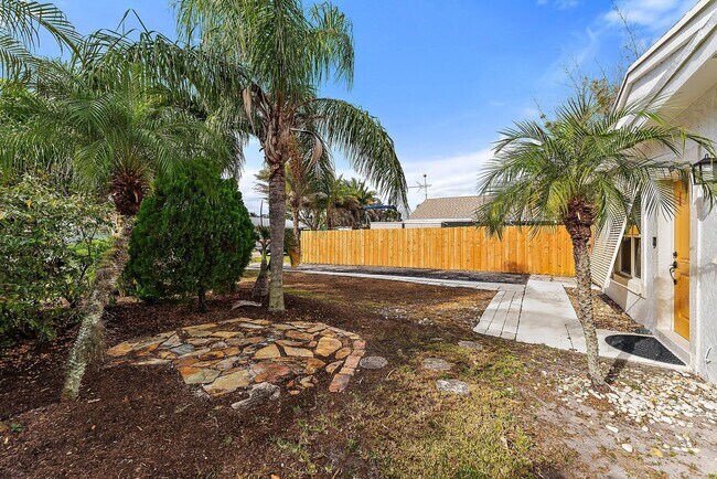 Building Photo - 513 E Whitney Dr