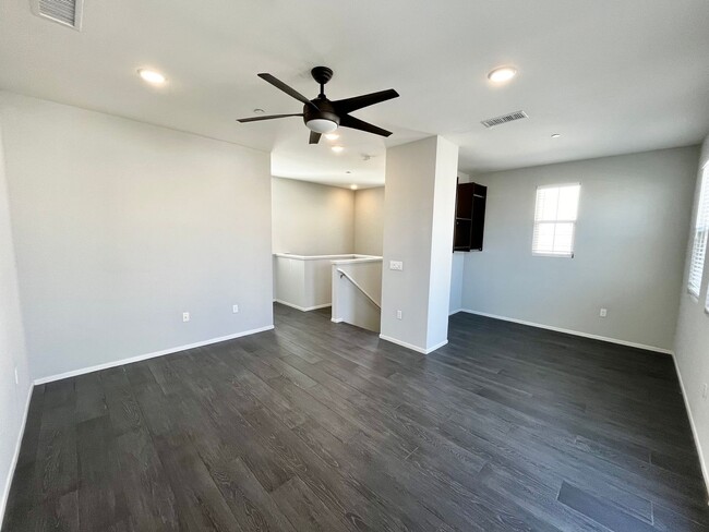 Building Photo - Modern 5B 4BA Townhome w/ AC in Playa Del ...