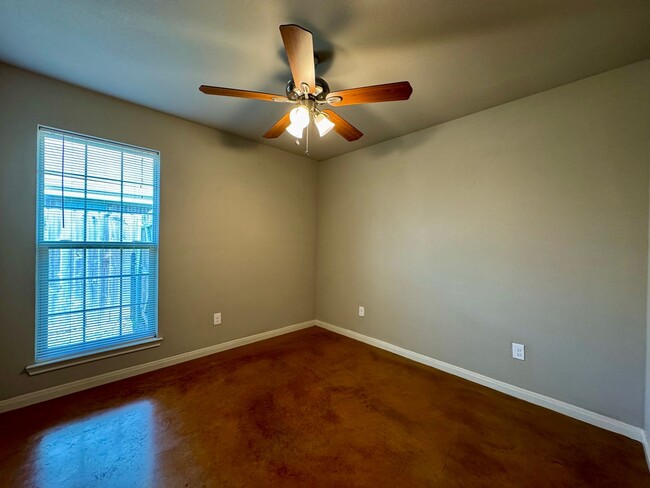 Building Photo - Single Family Home *LEASING SPECIAL AVAILA...
