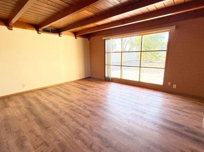 Building Photo - 1049 E 2nd Ave