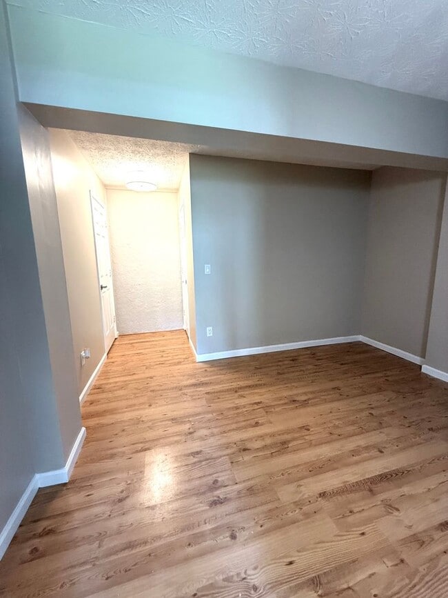 Building Photo - 3 Bedroom Townhome located walking distance to Downtown Woodstock!