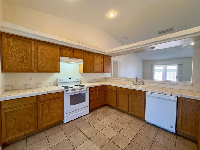 Building Photo - Nice Family Home