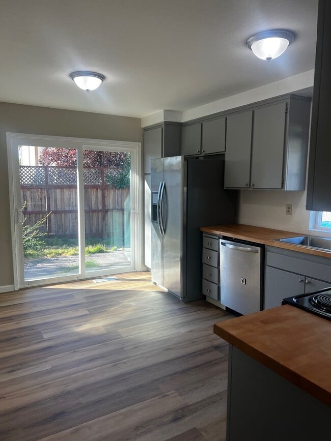 Building Photo - 3 Bedroom/2 Bathroom Single Story Home In ...