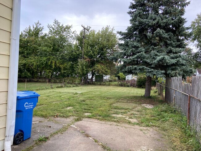 Building Photo - 11443 Caddilac Ave