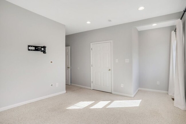 Building Photo - Amazing Anacostia 3 Bedroom with Parking I...