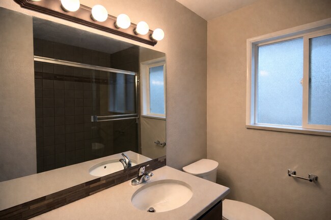 Building Photo - 615 E 22nd St