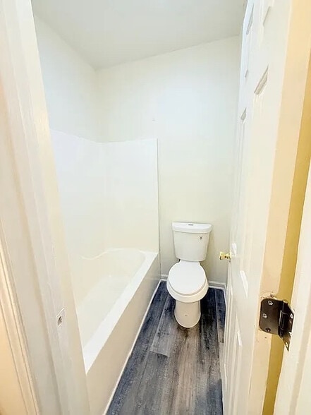 Building Photo - Room in Duplex on North St