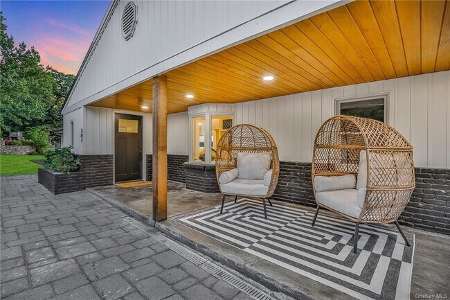 Building Photo - 381 Lakeside Rd