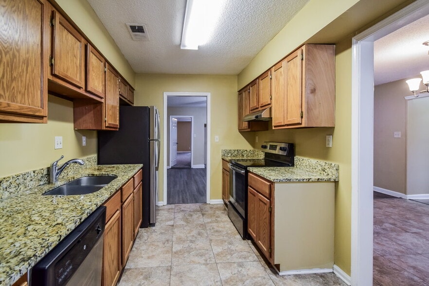 Building Photo - 2176 Woodfield Park Rd