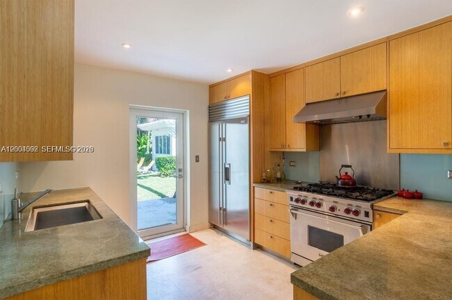 Building Photo - 1123 Bay Dr