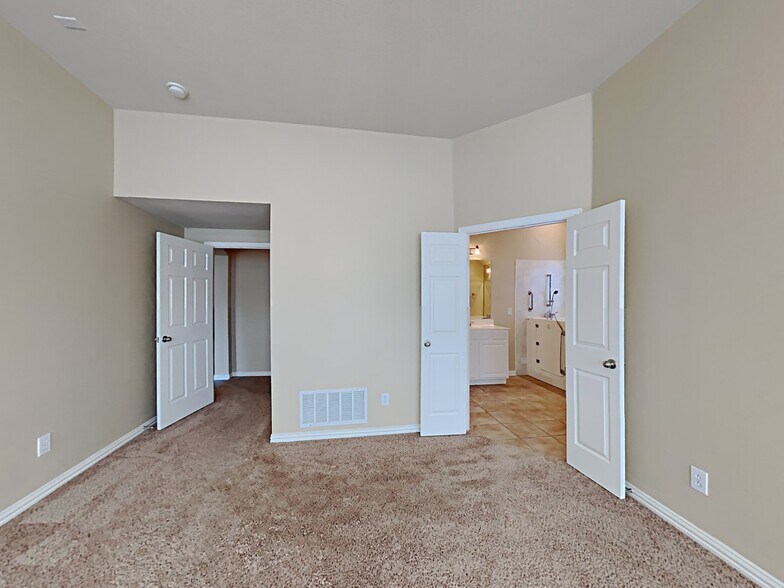 Building Photo - 1310 Golf Club Dr