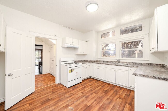 Building Photo - 1404 S Manhattan Pl