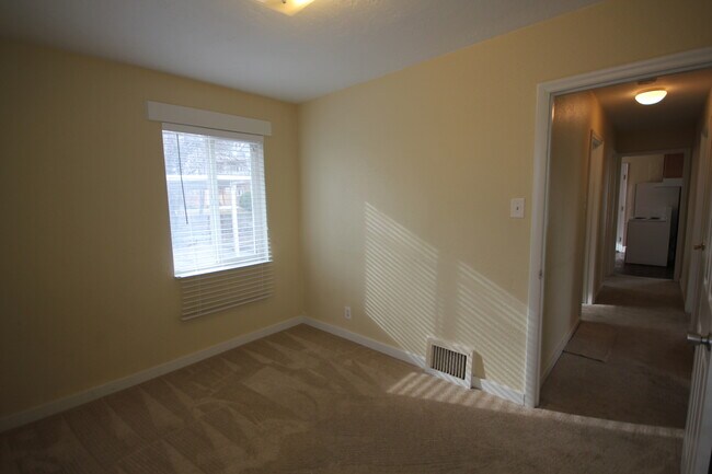 Building Photo - 3 Bedroom Duplex with Lovely Backyard(Upstairs)