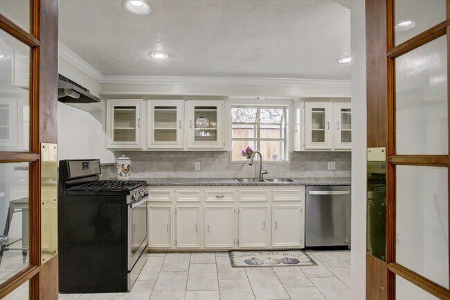 Building Photo - 5303 Tallow Ln