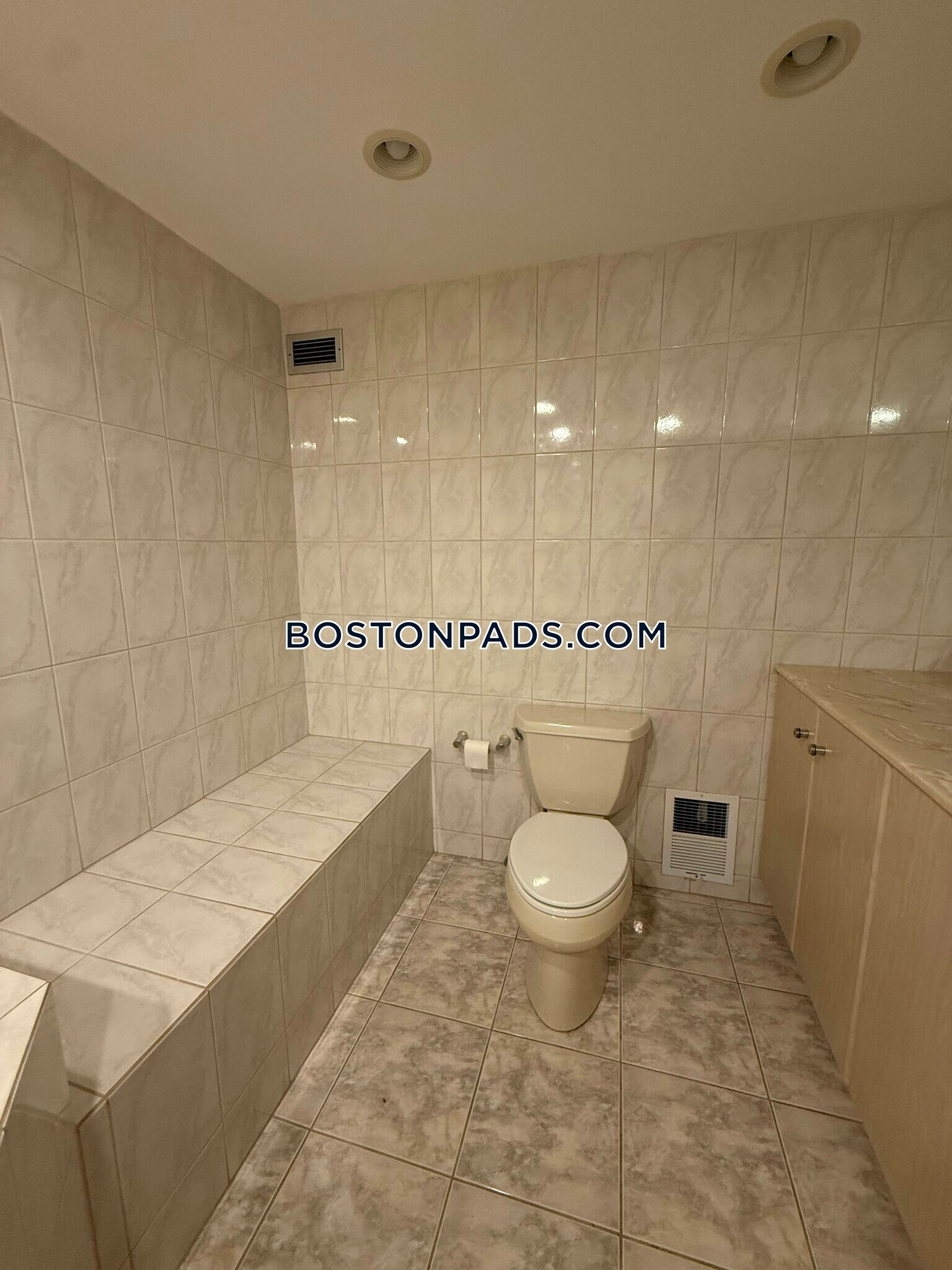 Building Photo - 50 Broadlawn Park