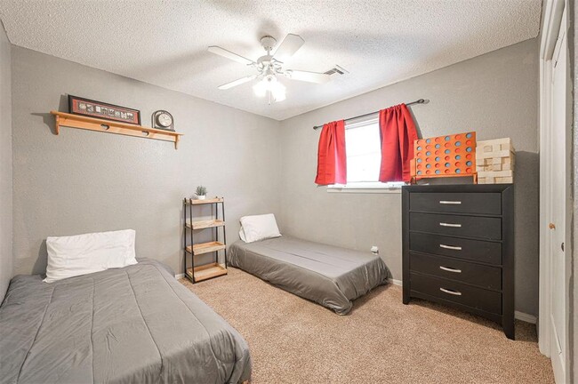 Building Photo - 1621 Kavel Dr