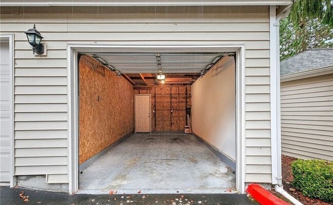 Building Photo - 3 Bed, 2.5 bath Townhome w/1-car garage in Highland Park neighborhood of Renton, $3,075/mo.