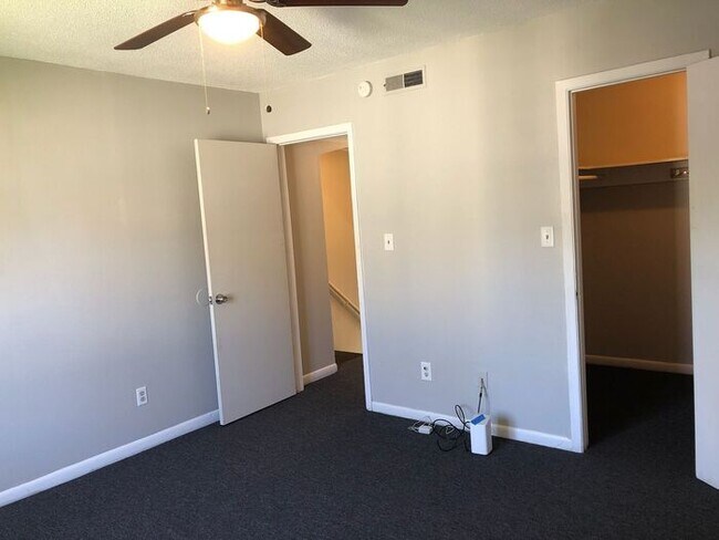 Building Photo - 2bedrooms Available June 2025 in Palms West