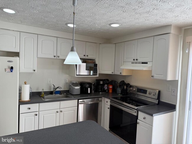 Building Photo - 8291 Raindrop Way