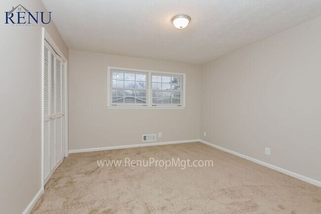 Building Photo - Now available 3 bedrooms 2 baths!
