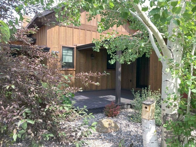Building Photo - Stunner on Springhill