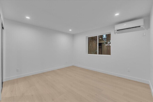 Building Photo - 6915 Encino Ave