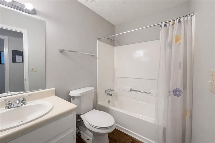 Building Photo - 340 Red Oak Run SW