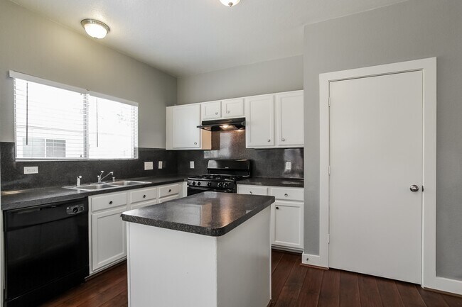 Building Photo - 419 Laurel Sage Dr