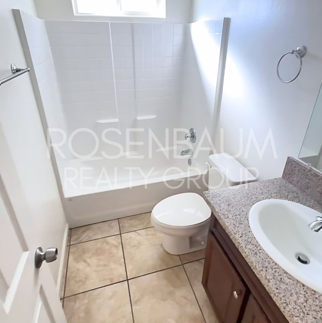 Building Photo - Beautiful 3-bedrooms, 2-baths duplex home ...