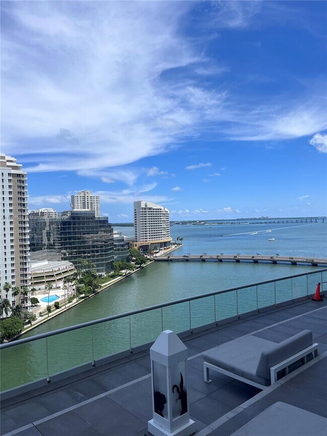Building Photo - 495 Brickell Ave