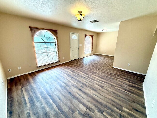 Building Photo - Cute 3 Bedroom 2 Bathroom House in Hualapa...