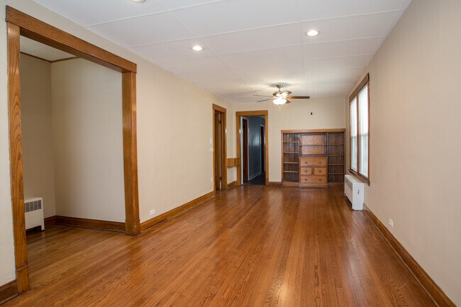 Building Photo - 2440 W Cuyler Ave