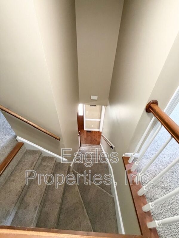 Building Photo - 100 Lakeshore Ct