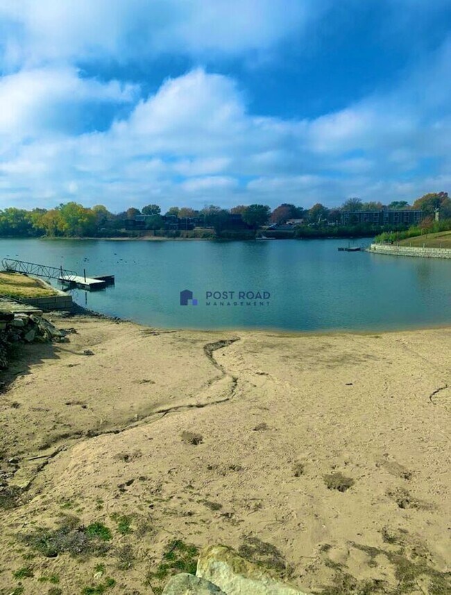 Building Photo - 605 W 27th St S