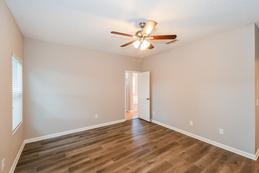 Building Photo - 2325 Creekfront Dr